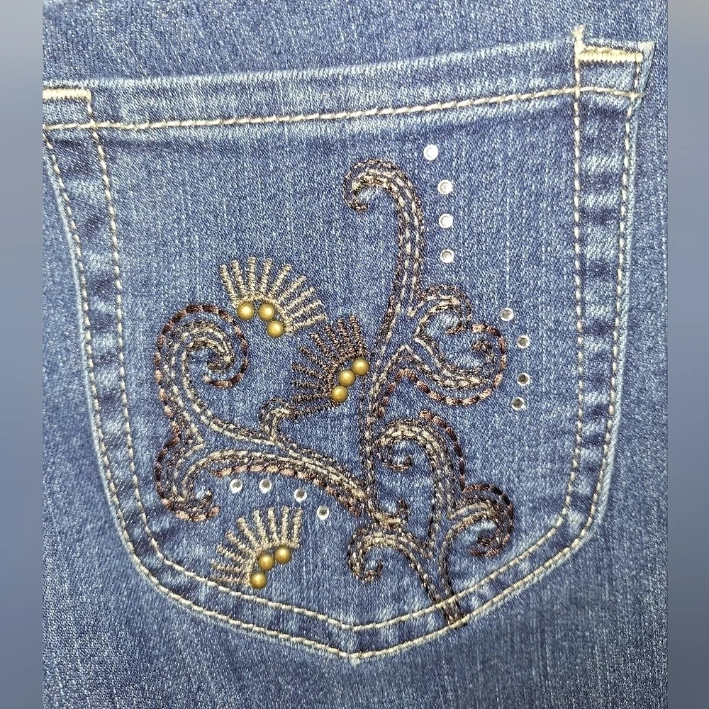 A pair of Chico's ladies skinny jeans in a size 0. They're pre-loved in great